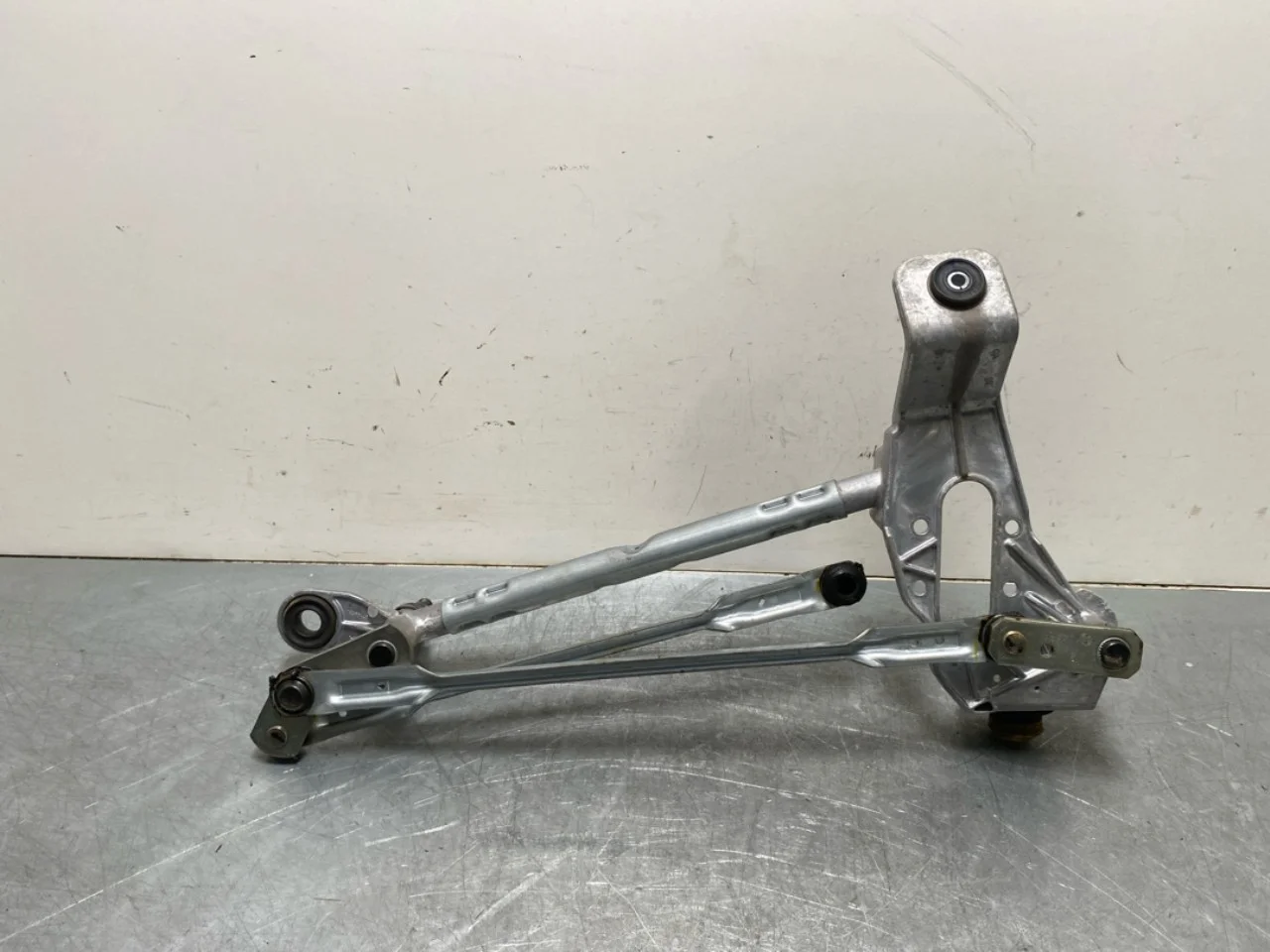Tesla MODEL Y 2021- Windshield wiper linkage view 2