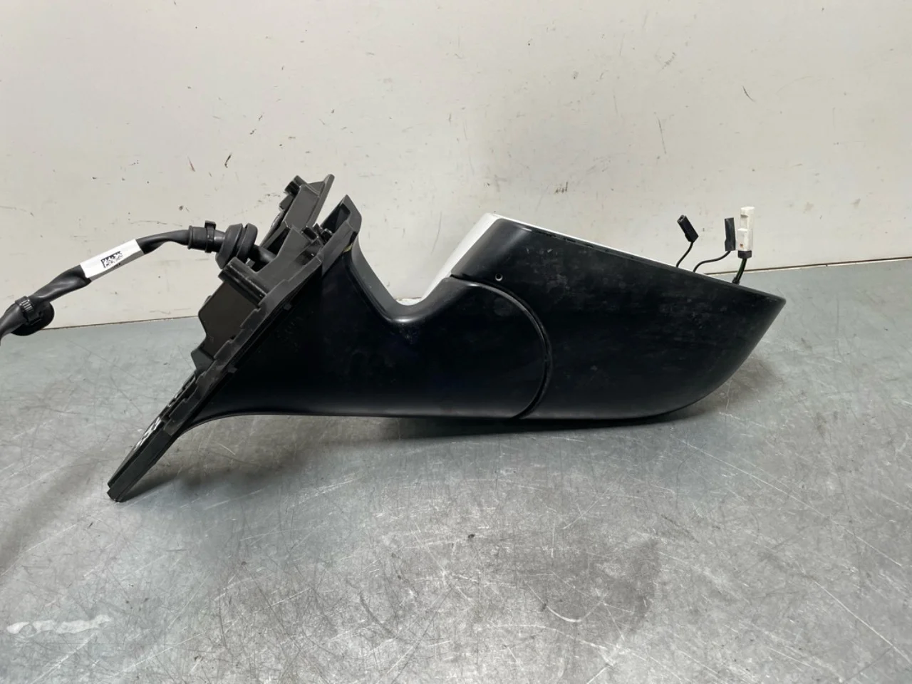 Tesla MODEL Y 2021- Right mirror, electrically adjustable view 2