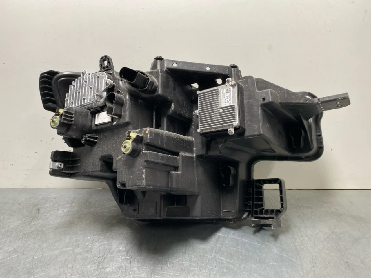 Ford EXPLORER ELECTRIC 2024- Left headlight view 3