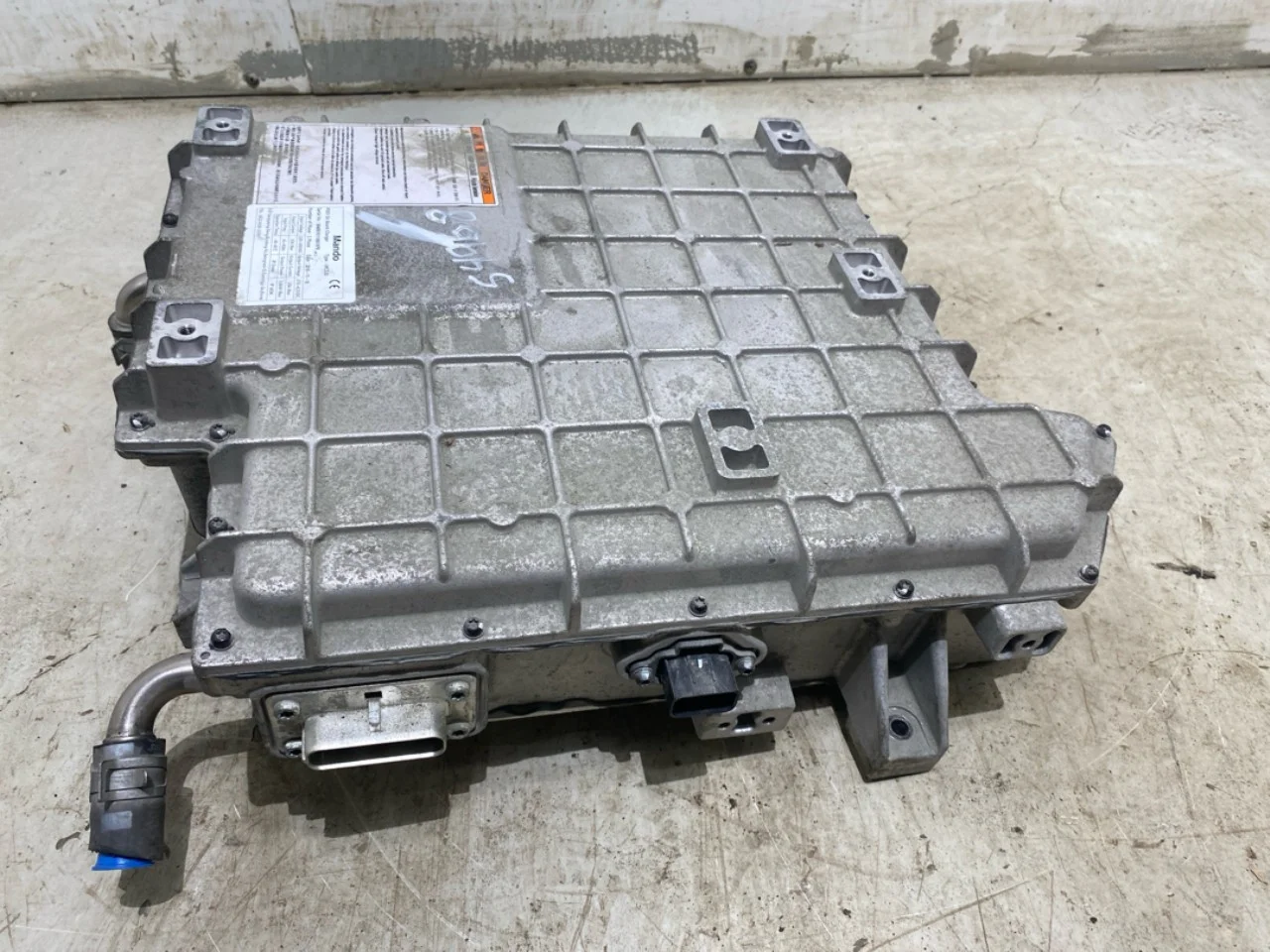 Kia SOUL 2009- Battery charger view 3