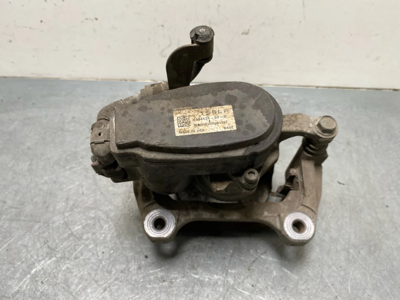 Tesla MODEL 3 2017--> Rear right brake caliper view 2