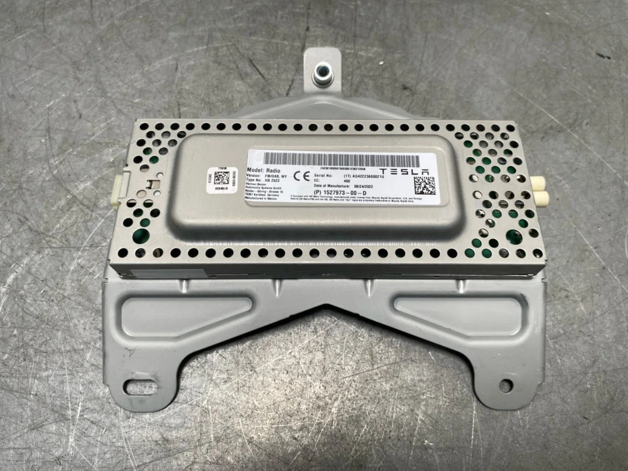 Tesla MODEL Y 2021- Amplificator antenă