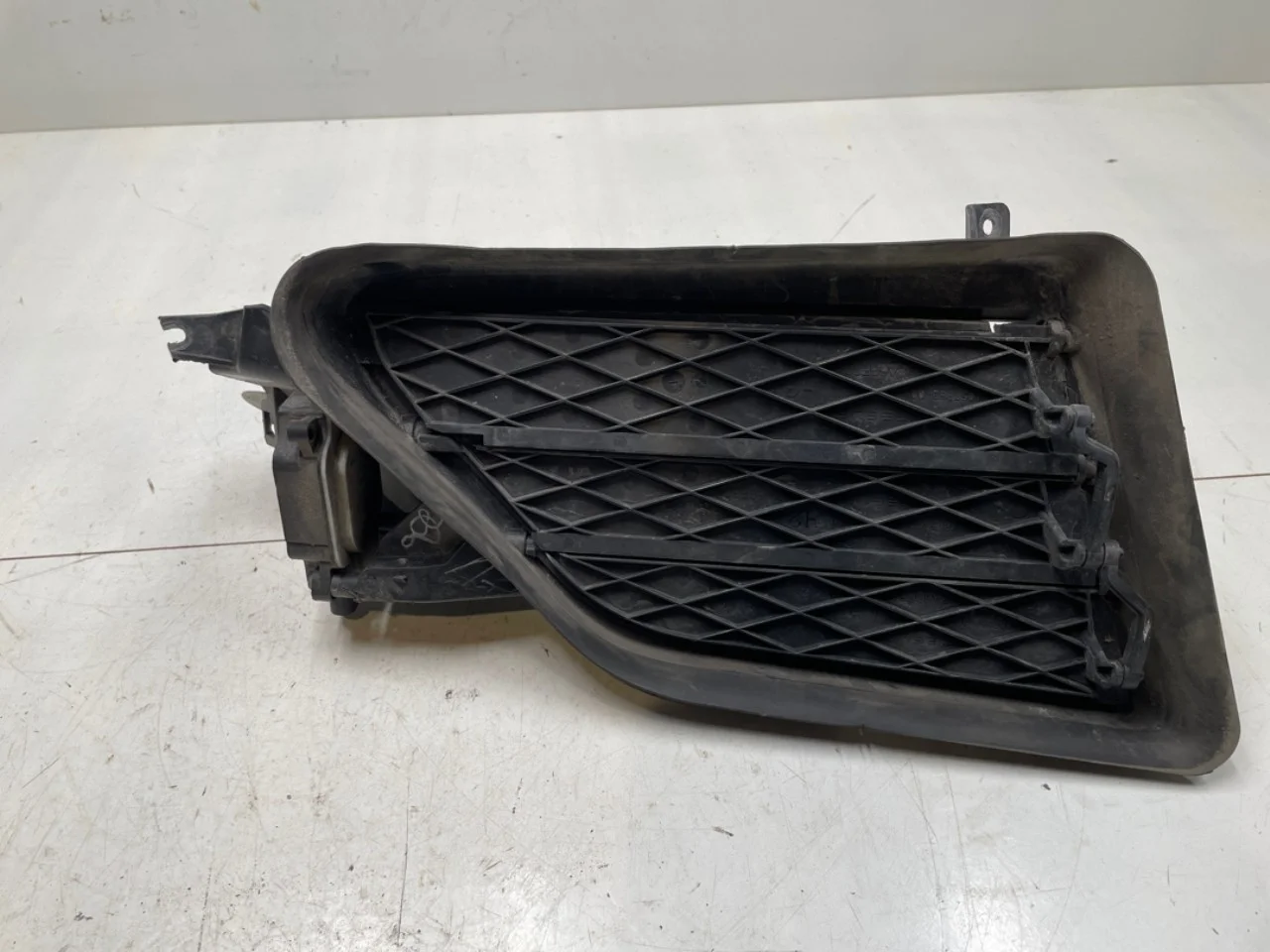 Tesla MODEL S 2013- Grille, left section view 4