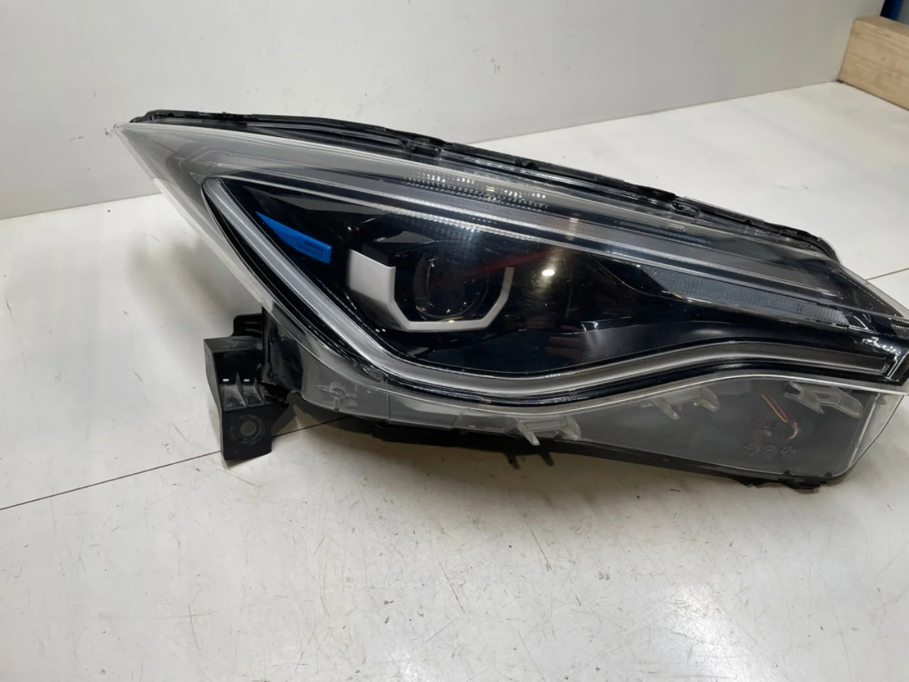 Renault ZOE/E- TECH 2013--> Right headlight view 2