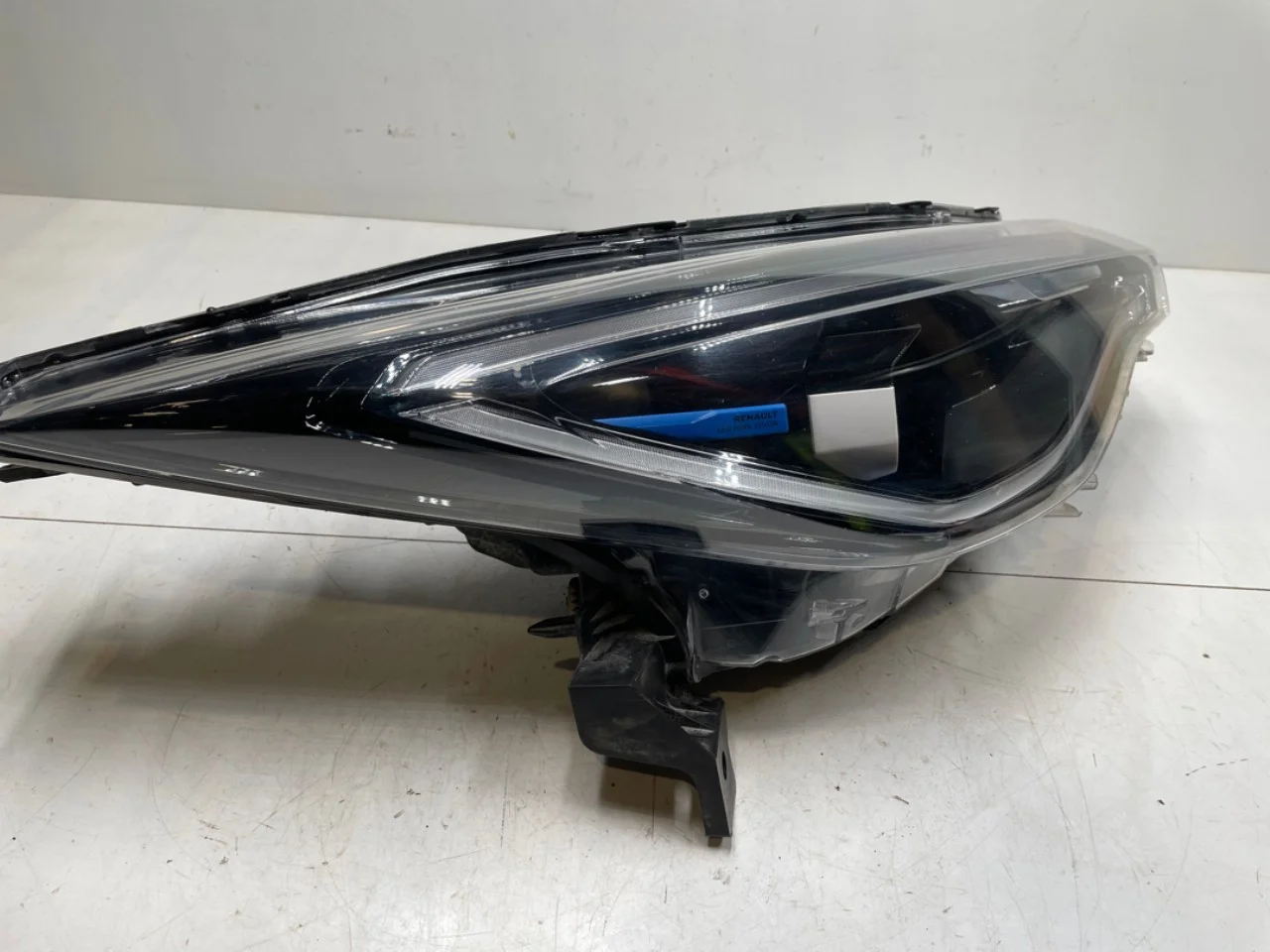 Renault ZOE/E- TECH 2013--> Right headlight view 3