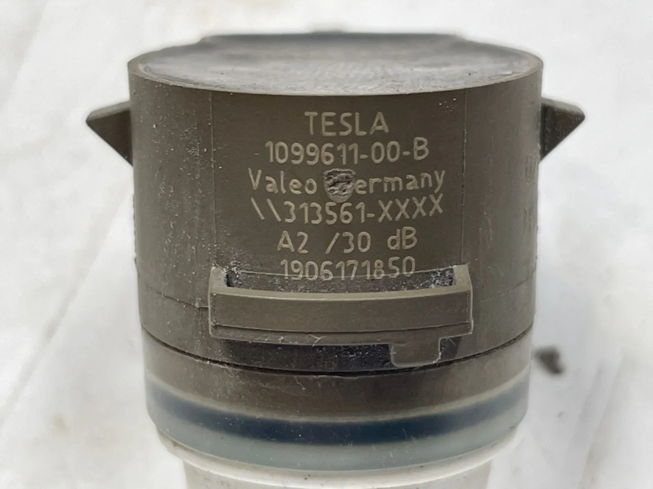 Tesla MODEL S 2013- Front parking sensor view 4