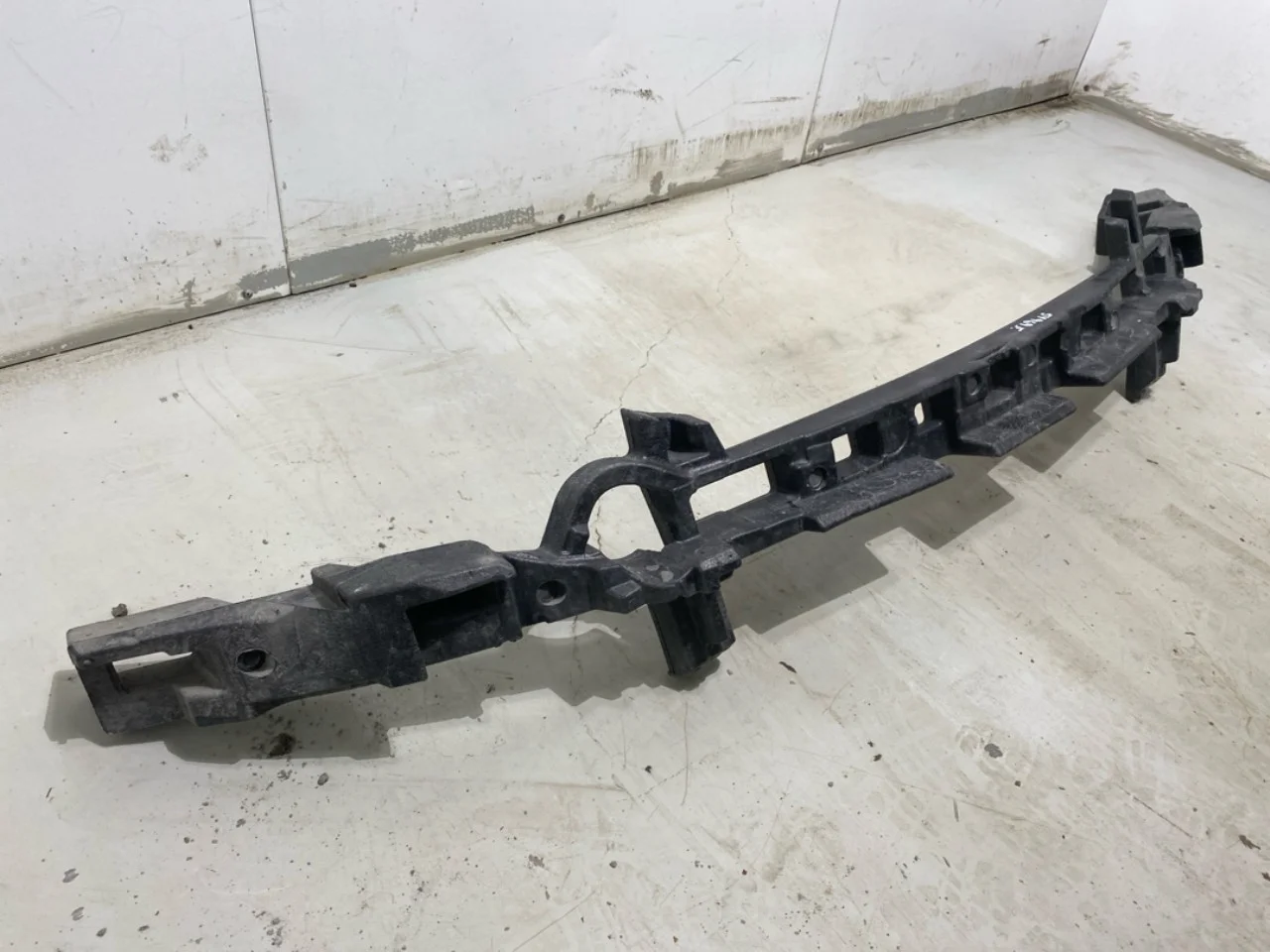 Mercedes EQC 2020- Bumper impact absorber, front view 2