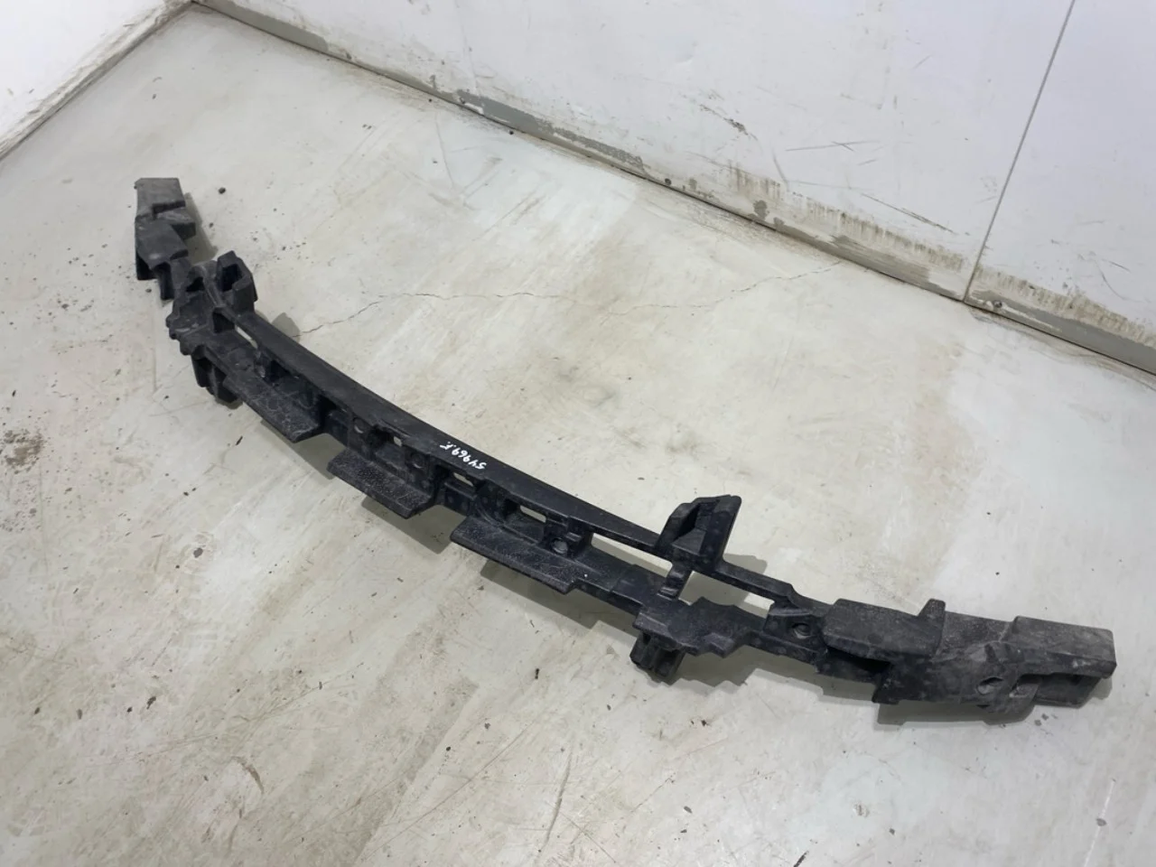 Mercedes EQC 2020- Bumper impact absorber, front view 3