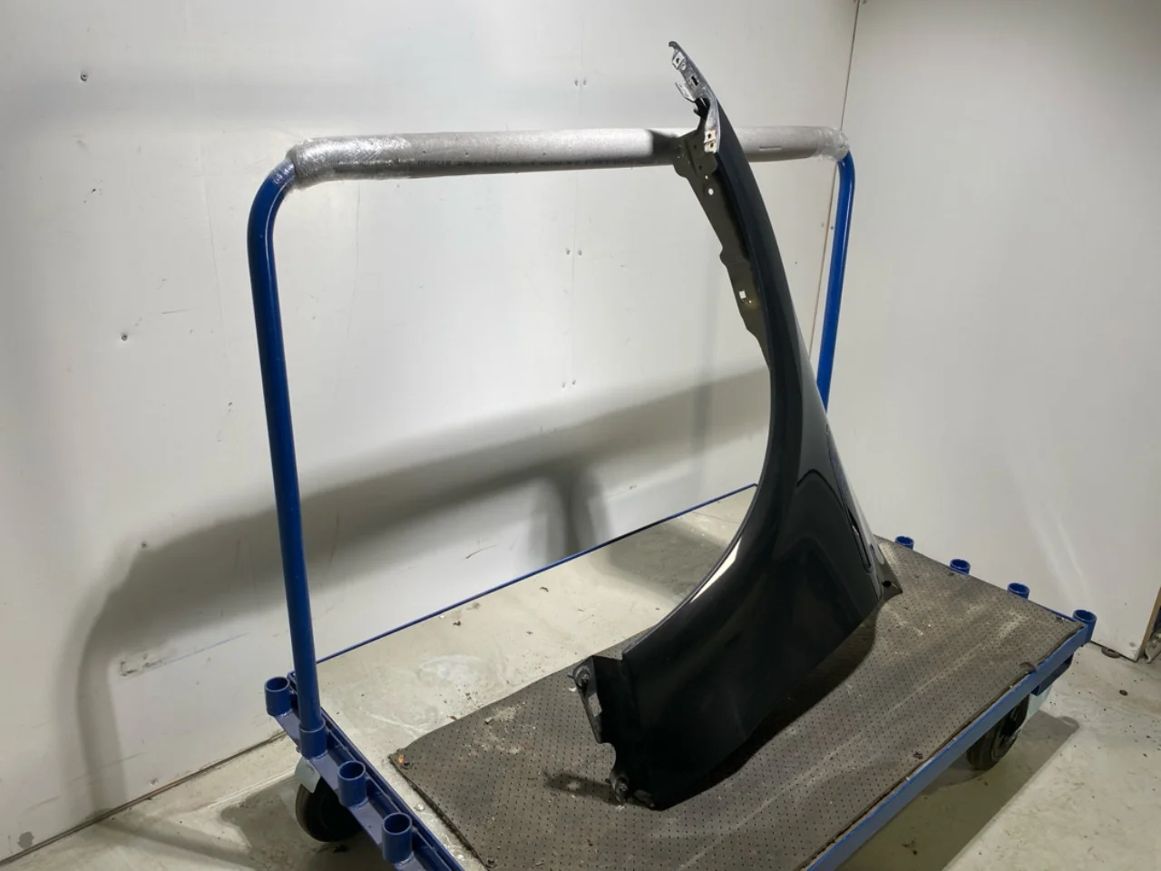 Mercedes EQC 2020- Front left fender view 2