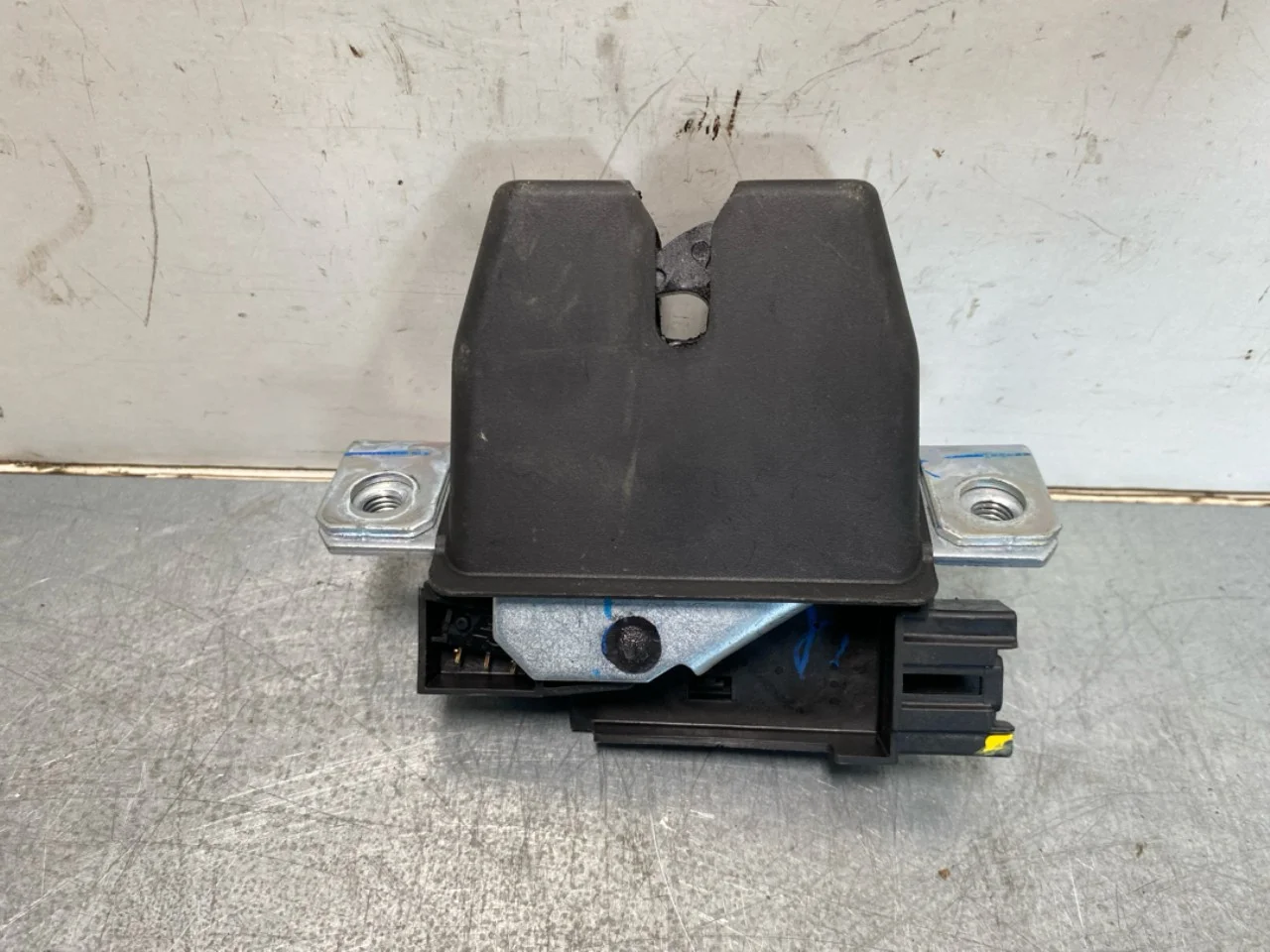 Ford MUSTANG MACH-E 2021- Tailgate lock