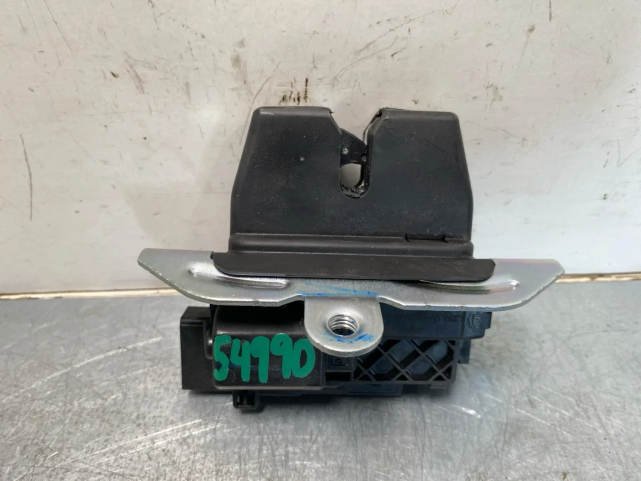 Ford MUSTANG MACH-E 2021- Tailgate lock view 2