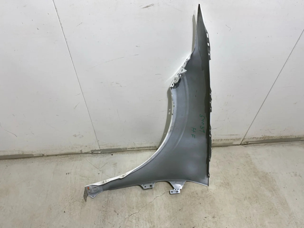 Polestar 2 2020- Front right fender view 4