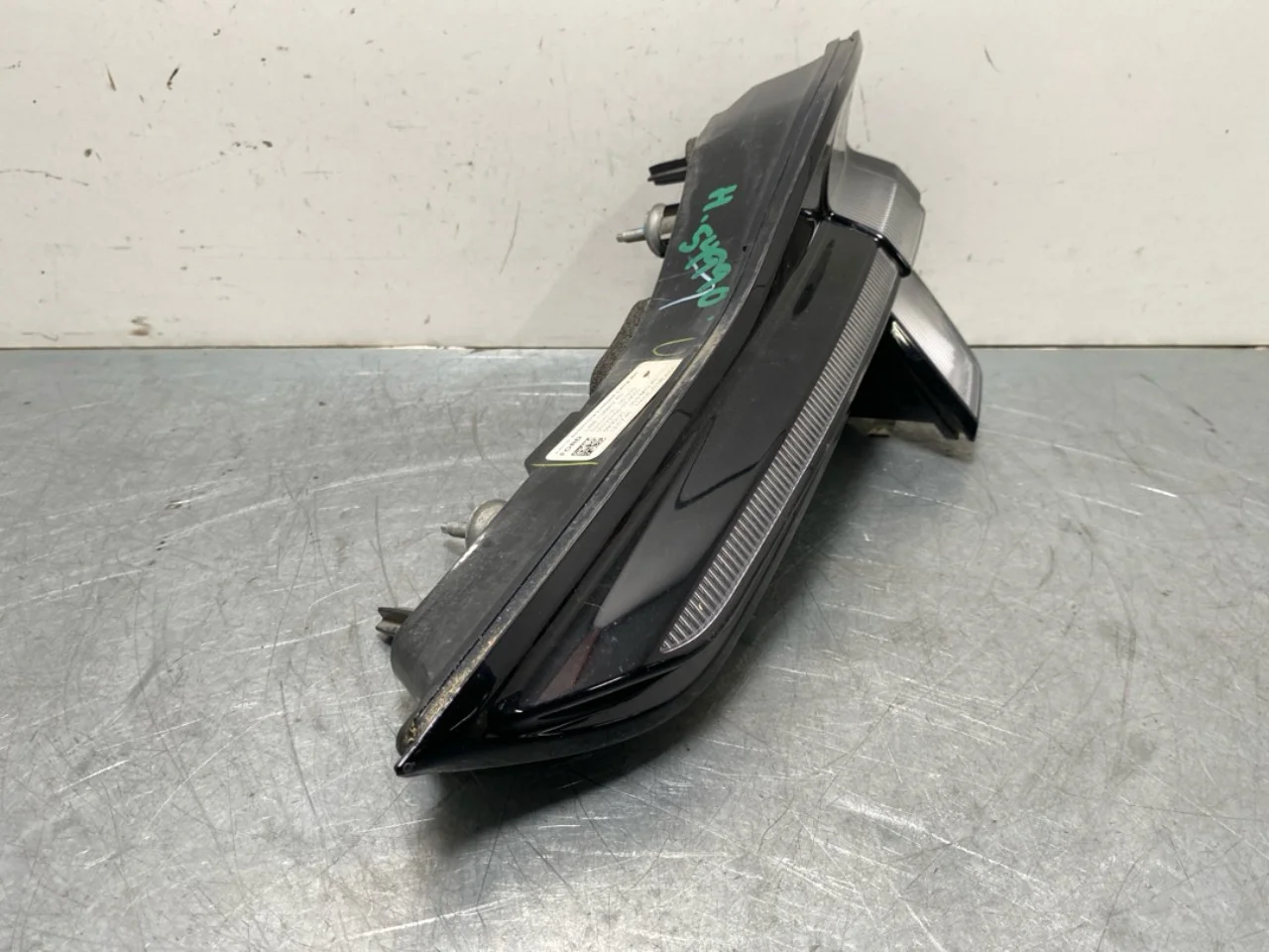Ford MUSTANG MACH-E 2021- Right tail light on tailgate, inner view 3