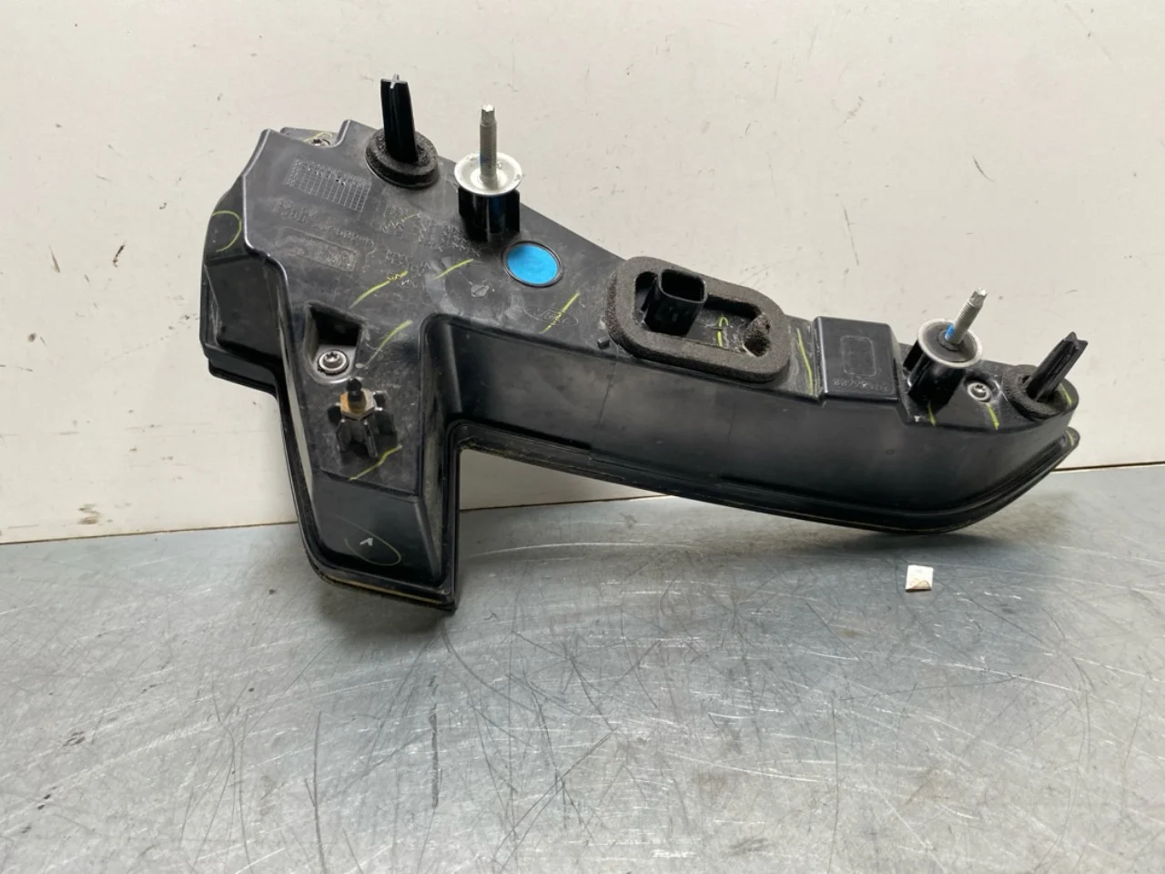 Ford MUSTANG MACH-E 2021- Right tail light on tailgate, inner view 4