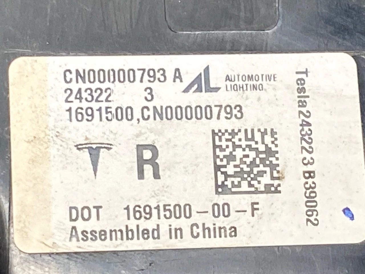 Tesla MODEL 3 2024- Right tail light view 3