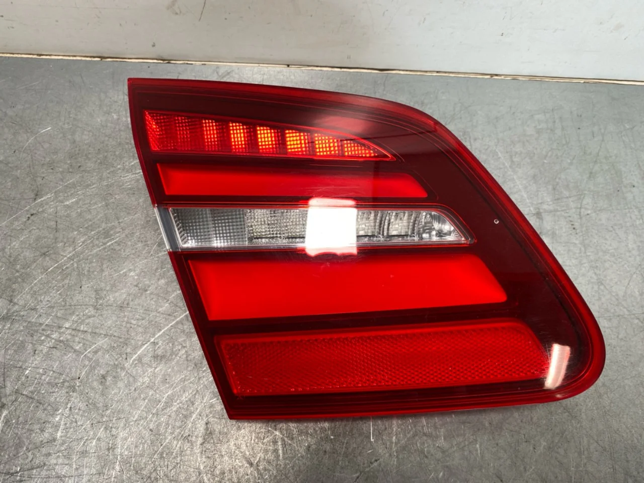 Mercedes B 180-200 W246/W242 2012-19 Hátsó lámpa, bal, csomagtérajtón (belső)