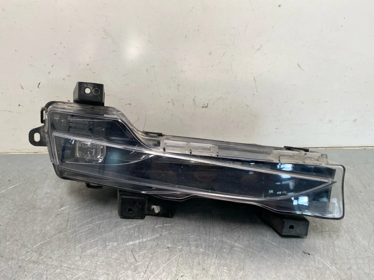 Tesla MODEL Y 2021- Cornering / fog lamp