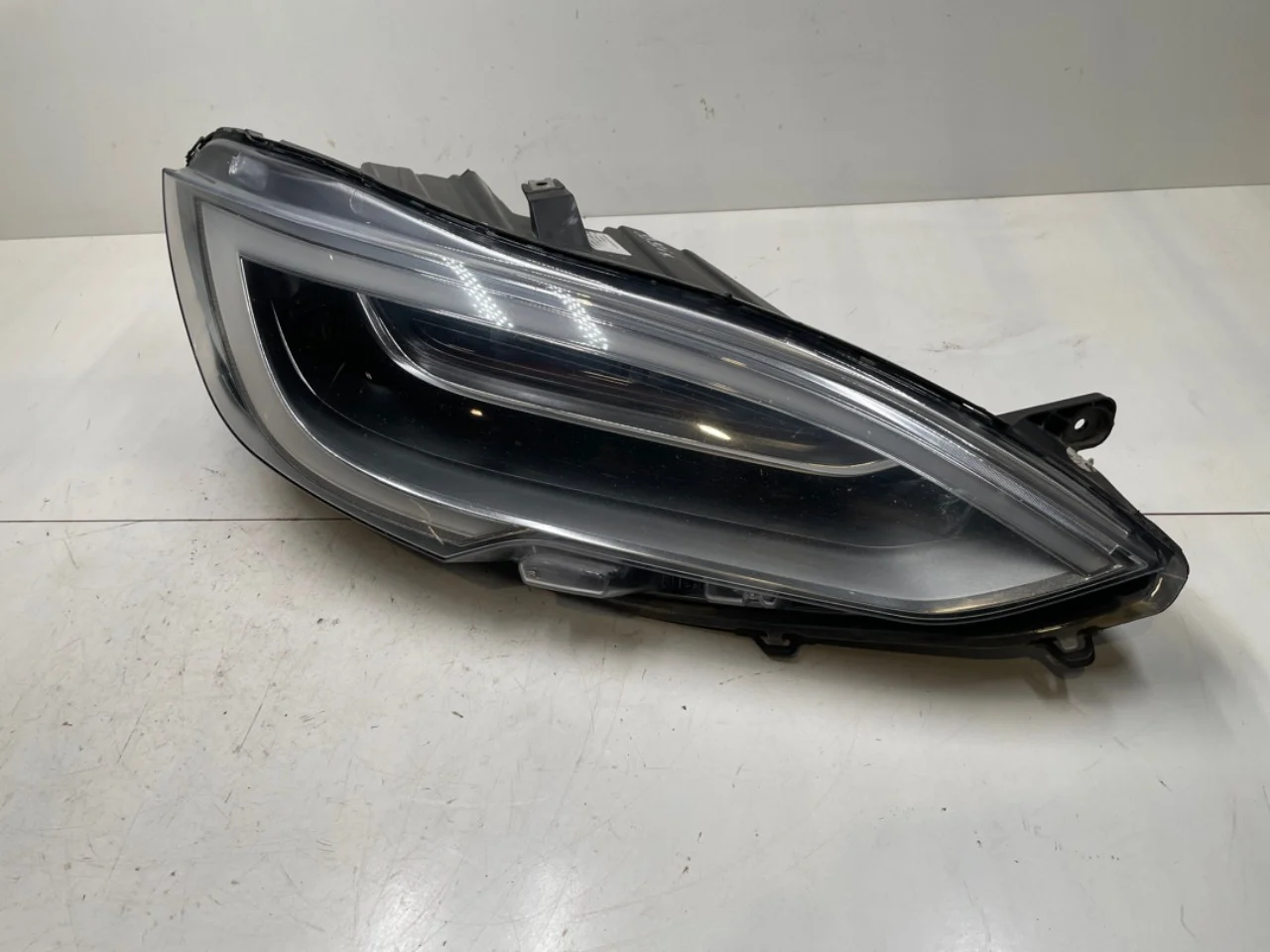 Tesla MODEL S 2013- Right headlight