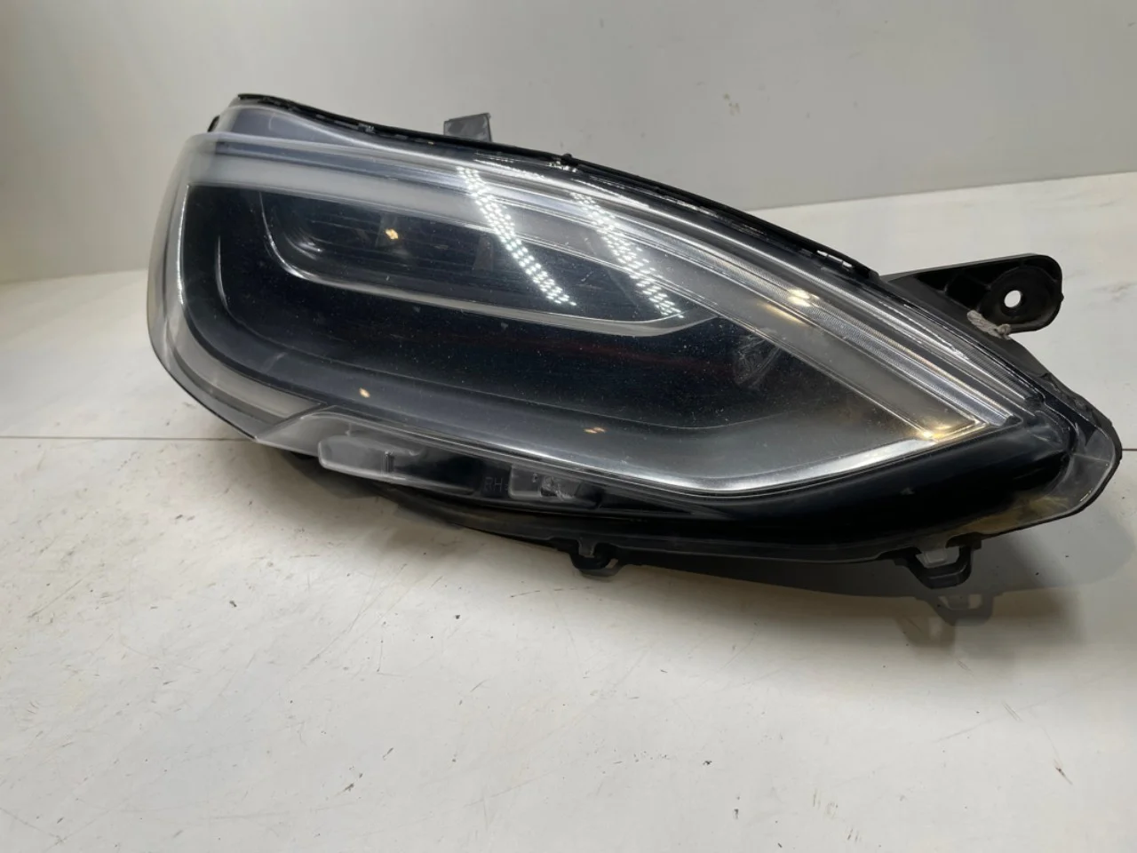 Tesla MODEL S 2013- Right headlight view 2