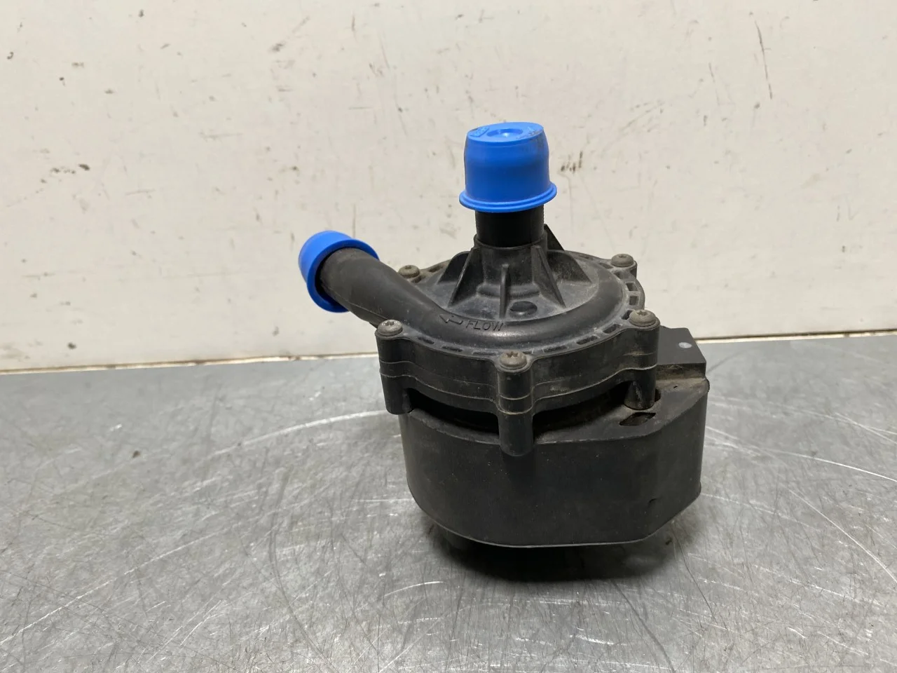 Tesla MODEL S 2013- Circulation pump view 2