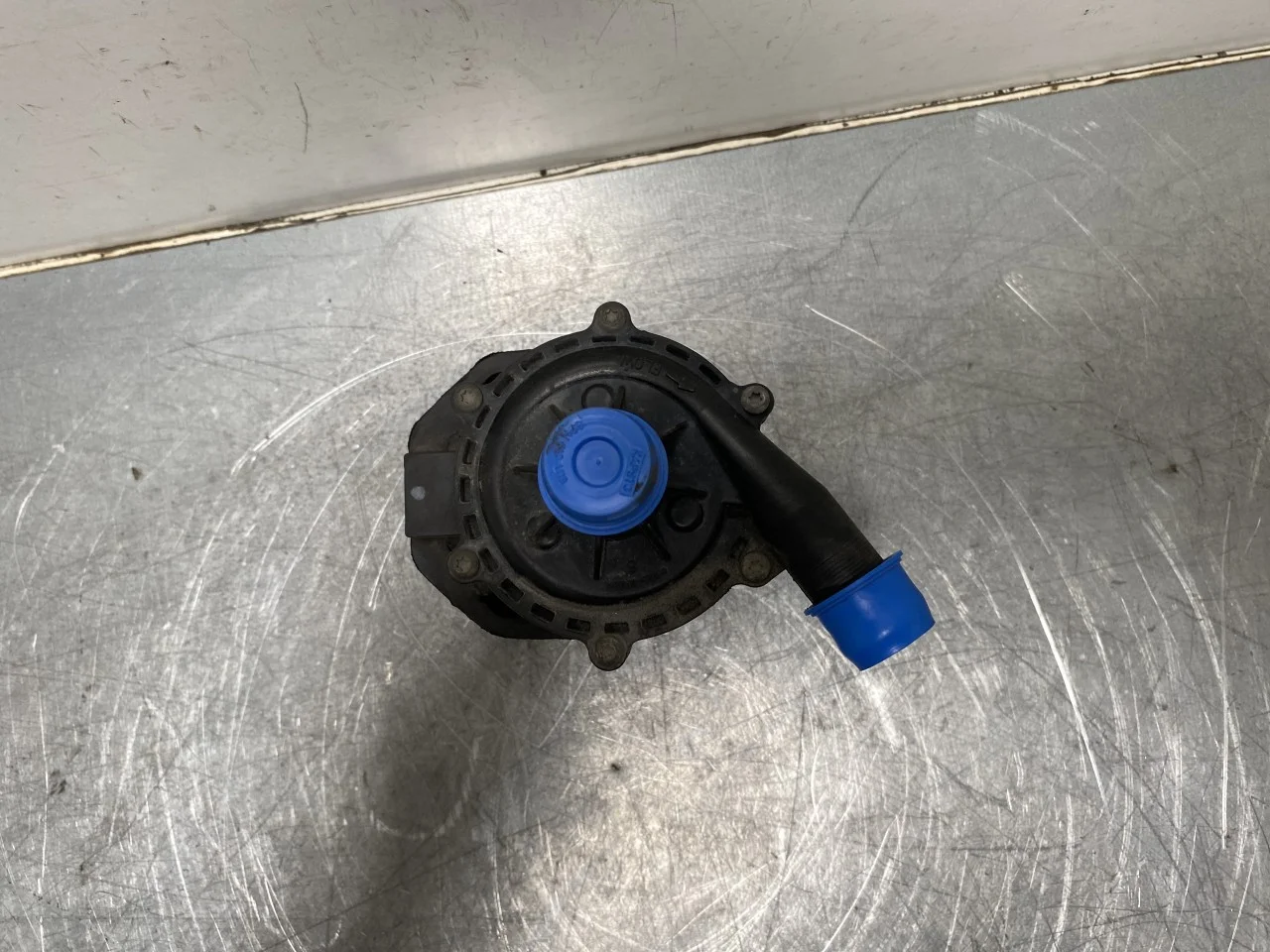 Tesla MODEL S 2013- Circulation pump view 3