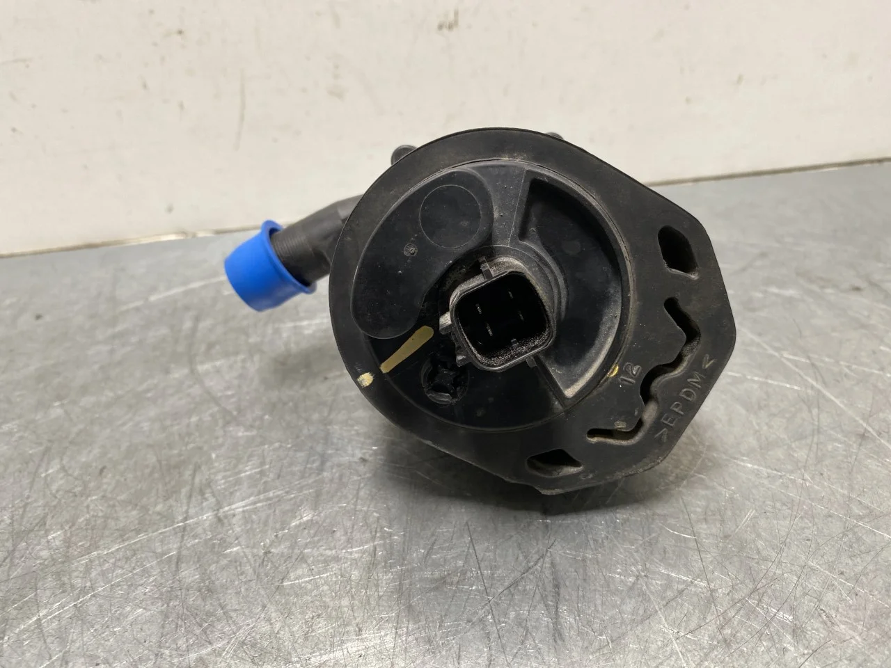 Tesla MODEL S 2013- Circulation pump view 4