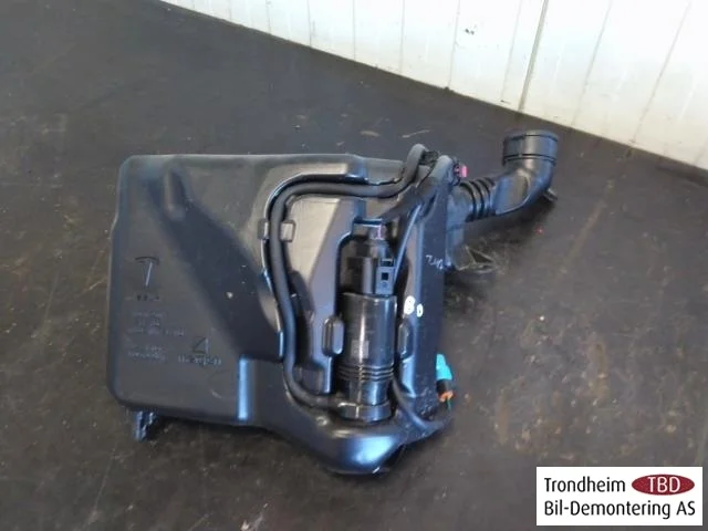 Tesla MODEL 3 2017--> Washer reservoir, windshield