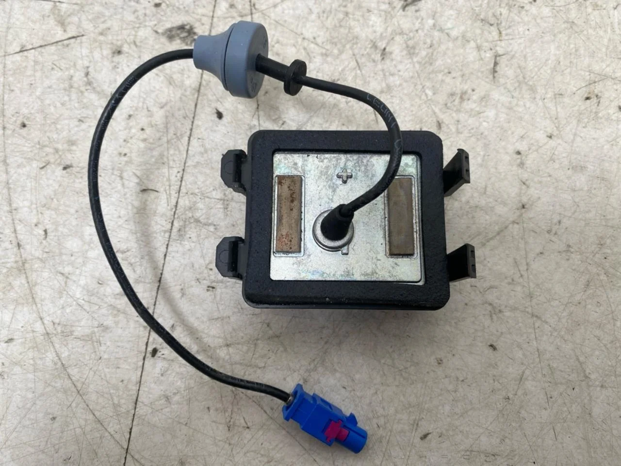 Fisker OCEAN Antenna amplifier view 2