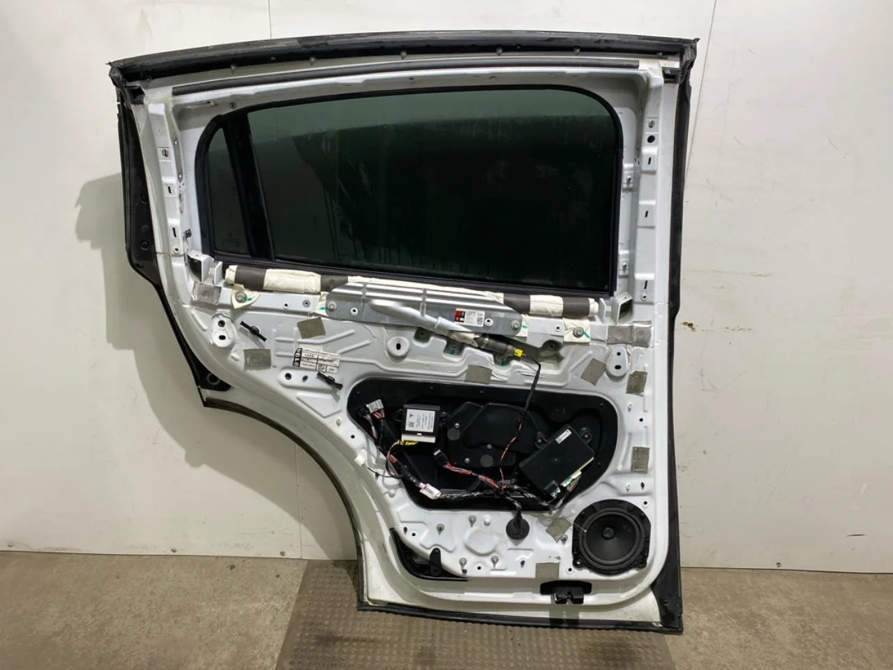 Tesla MODEL X 2016- Ajtó, 4 ajtós, hátsó, bal nézet 2
