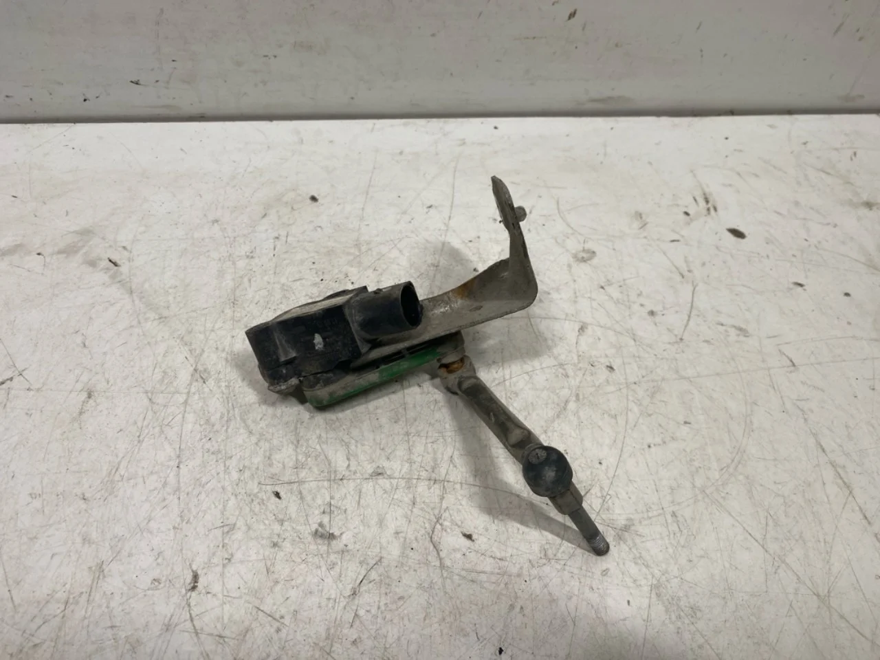 Tesla MODEL S 2013- Level control / air suspension sensor view 3