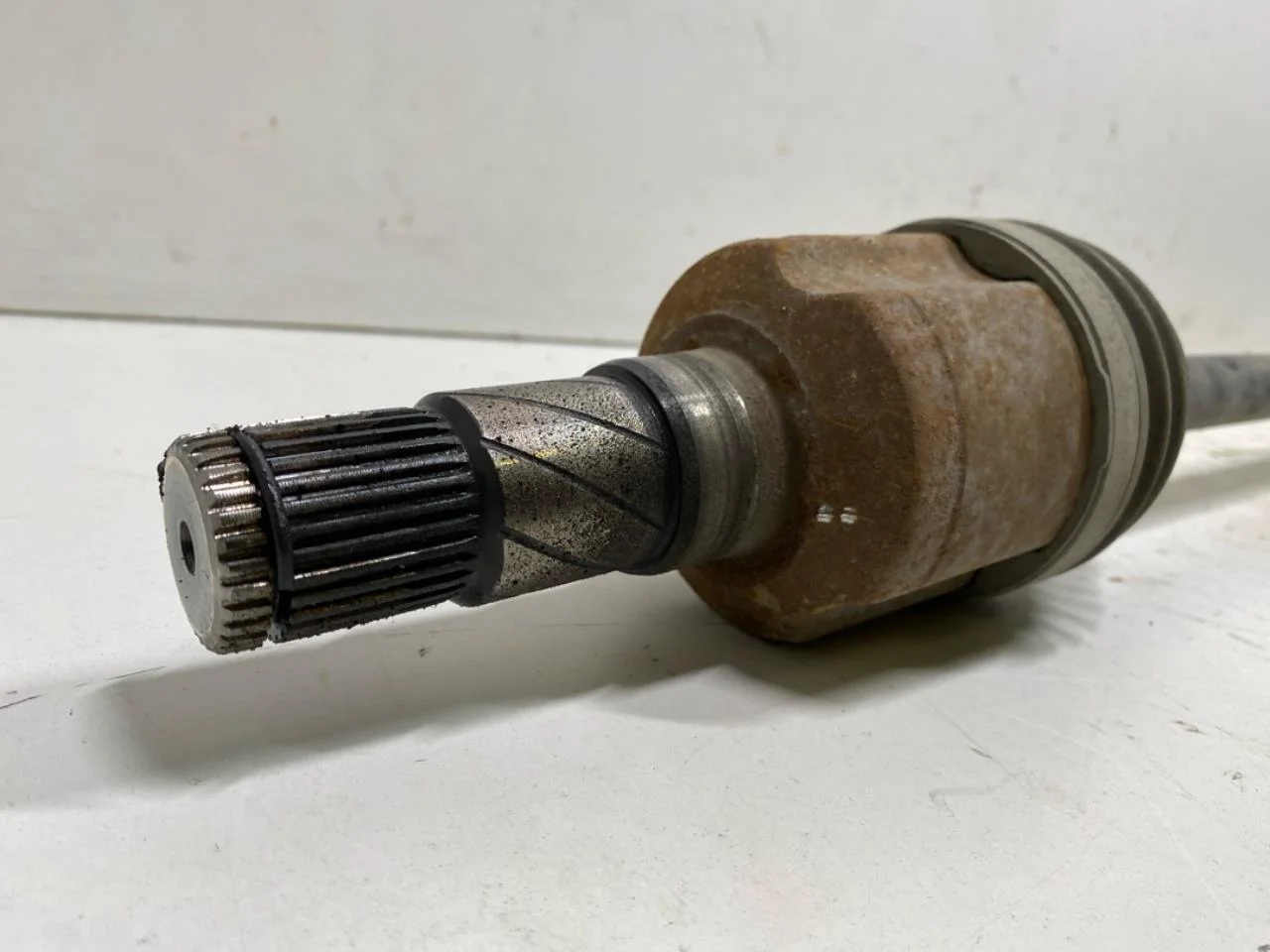 Tesla MODEL 3 2017--> Rear right driveshaft view 2