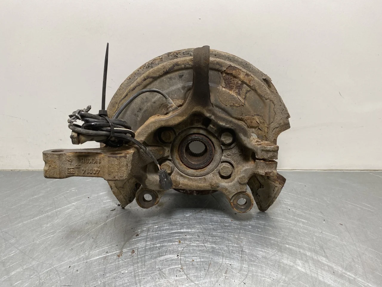 Nissan LEAF 2011-17 Front right steering knuckle view 2