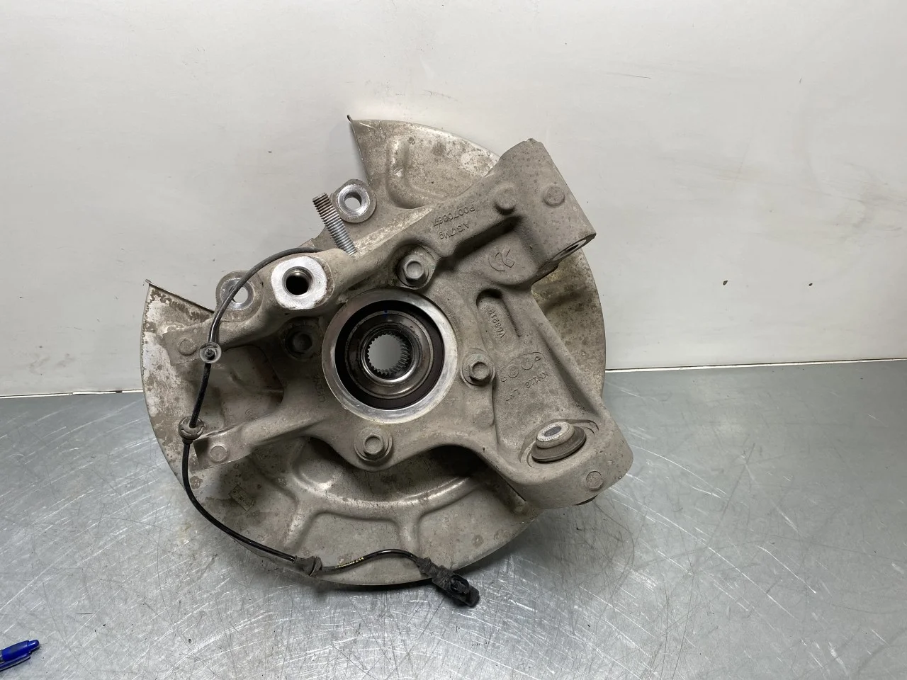 Nio ES8 23-24 Stub axle carrier, left rear view 3