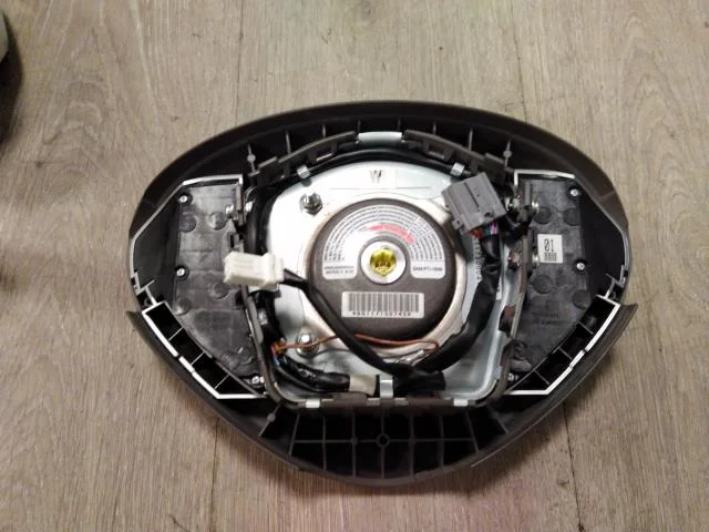 Nissan LEAF 2011-17 Airbag, steering wheel pad view 2