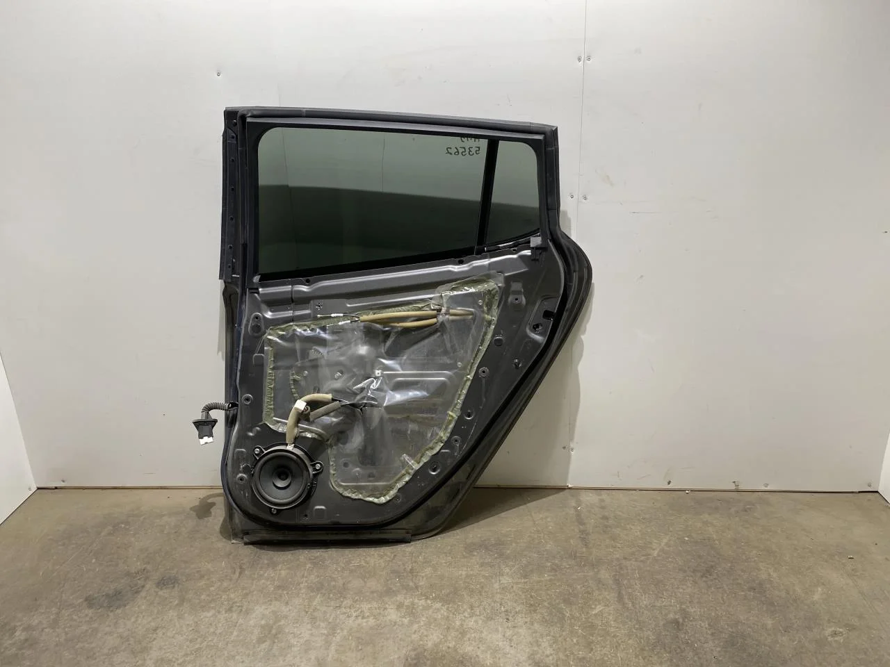 Nissan LEAF 2011-17 Door, 4-door, rear right view 3