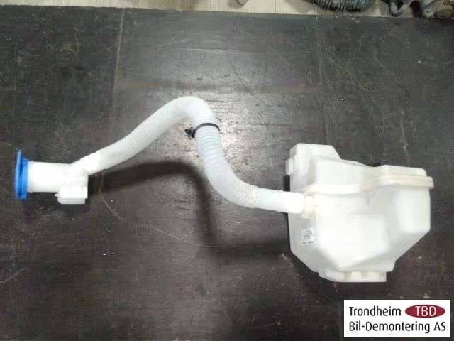 Volkswagen UP!, E-UP! Headlight washer reservoir