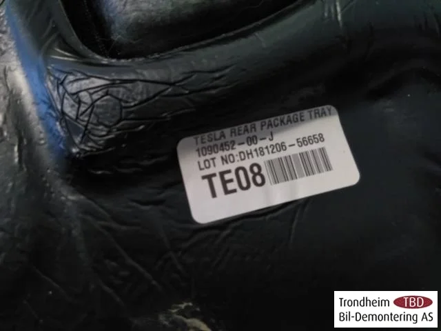 Tesla MODEL 3 2017--> Parcel shelf view 4