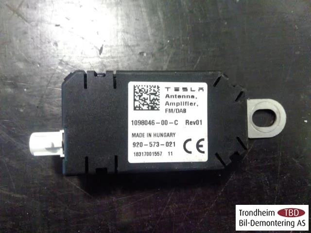Tesla MODEL 3 2017--> Antenna amplifier view 2