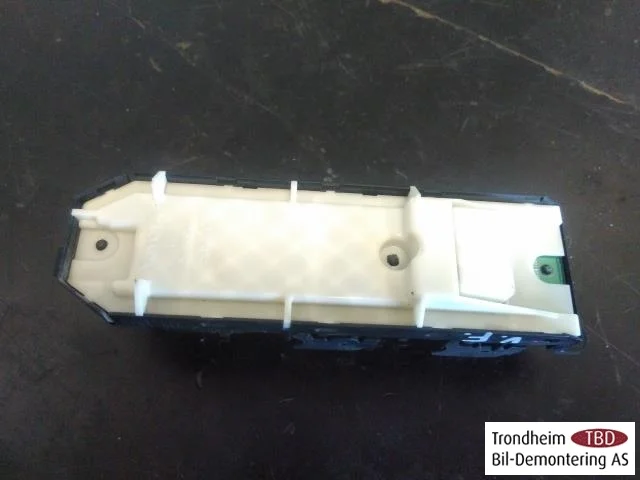 Lexus CT 200H Window regulator switch view 2