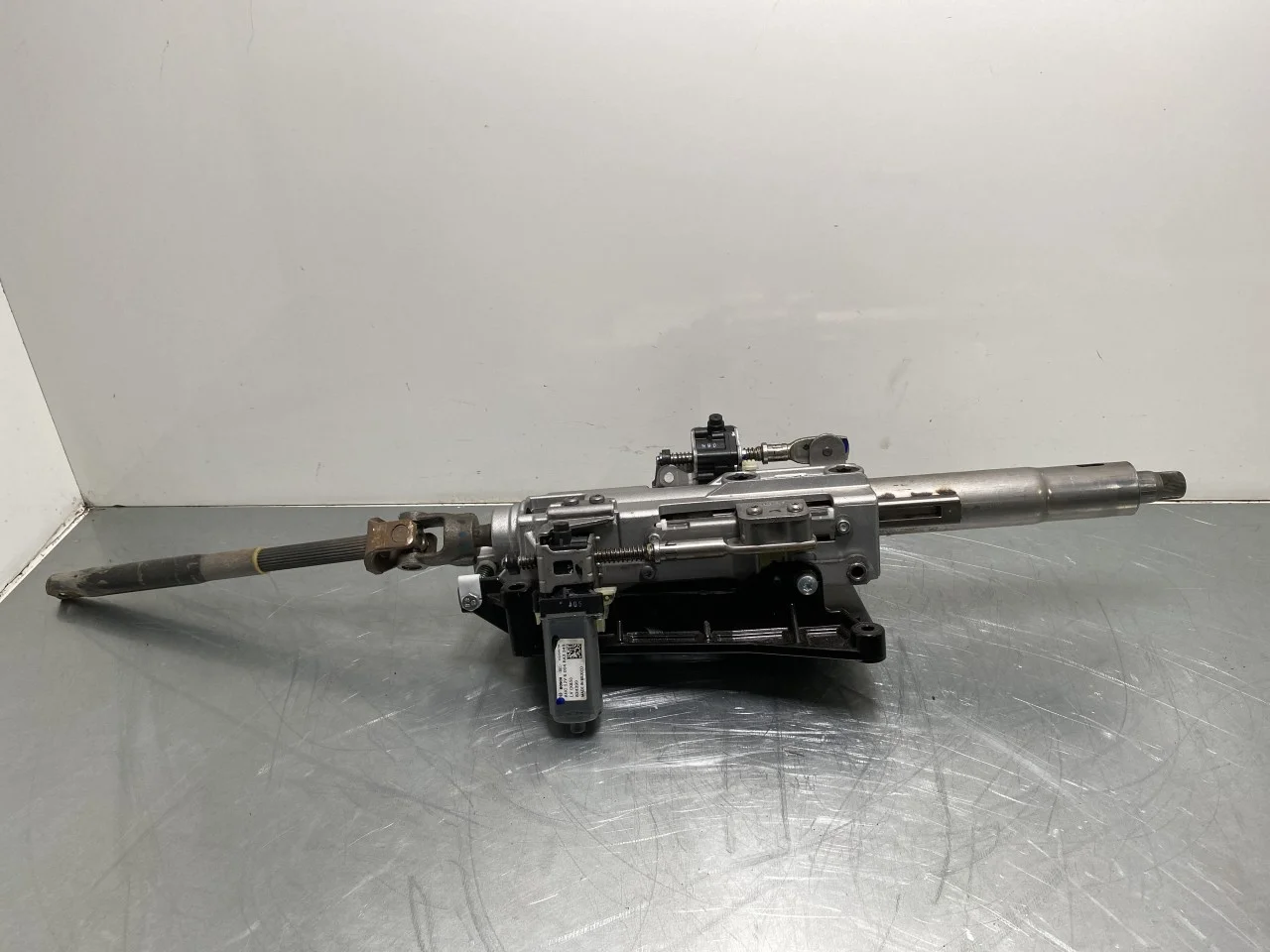 Tesla MODEL X 2016- Steering column assembly with power assist