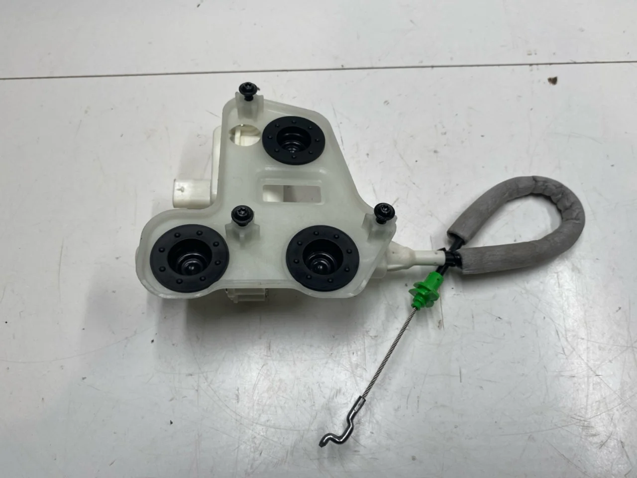 Mercedes EQC 2020- Central locking motor, tailgate view 2