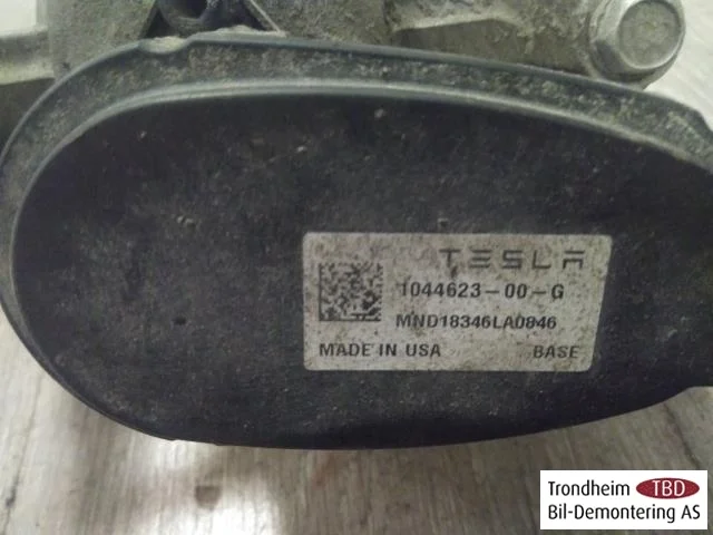 Tesla MODEL 3 2017--> Rear left brake caliper view 2