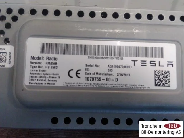 Tesla MODEL 3 2017--> Amplificator antenă vedere 2