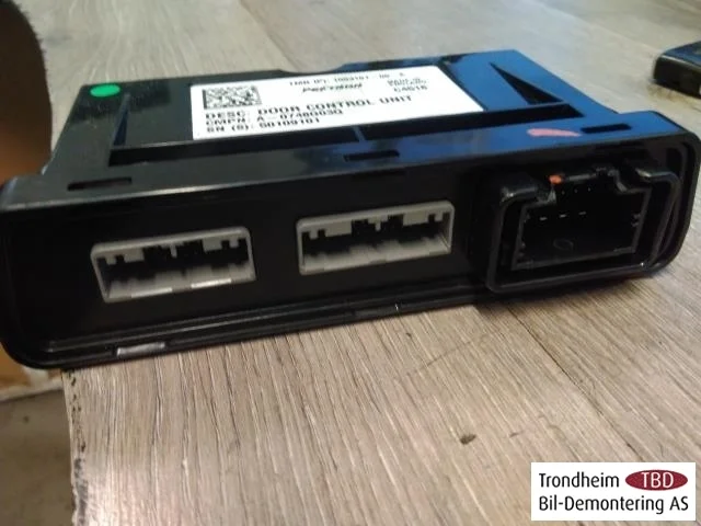 Tesla MODEL S 2013- Door control unit view 2