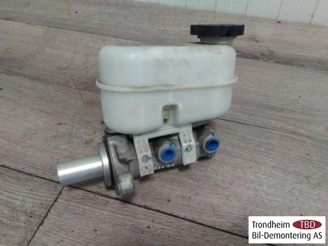 Tesla MODEL S 2013- Brake master cylinder view 2