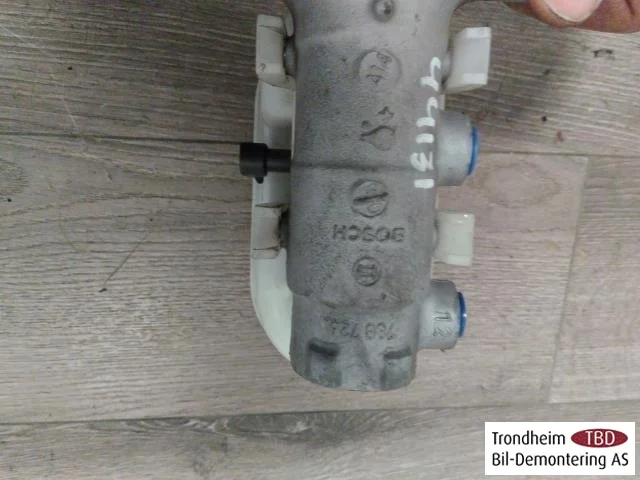 Tesla MODEL S 2013- Brake master cylinder view 3