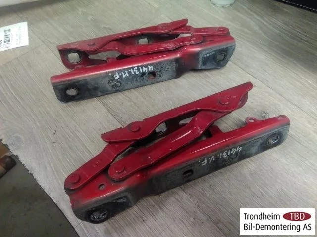 Tesla MODEL S 2013- Hood hinge(s) view 3