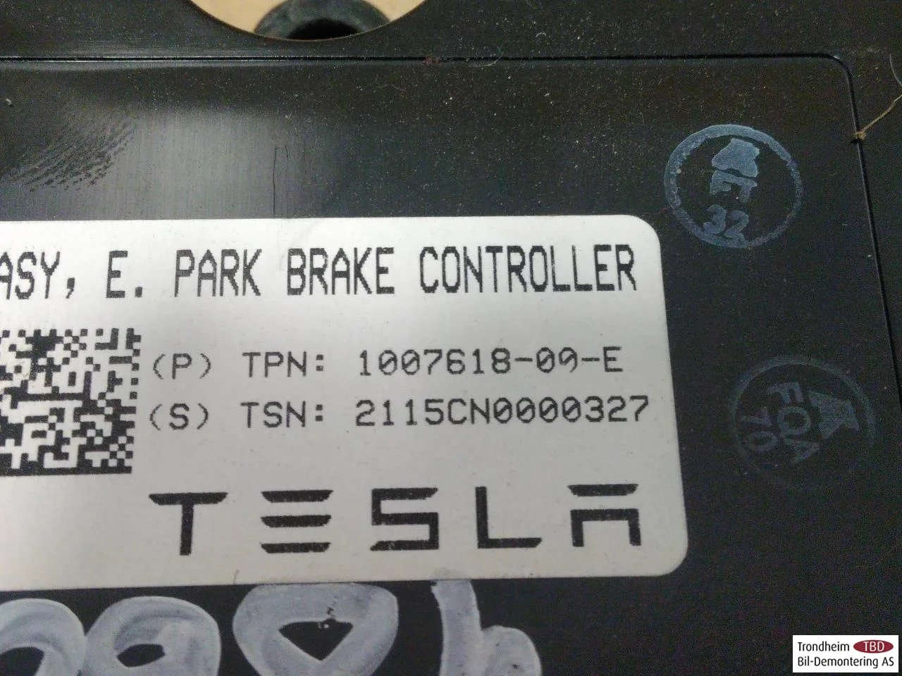 Tesla MODEL S 2013- Control unit, electric parking brake (EPB) view 4