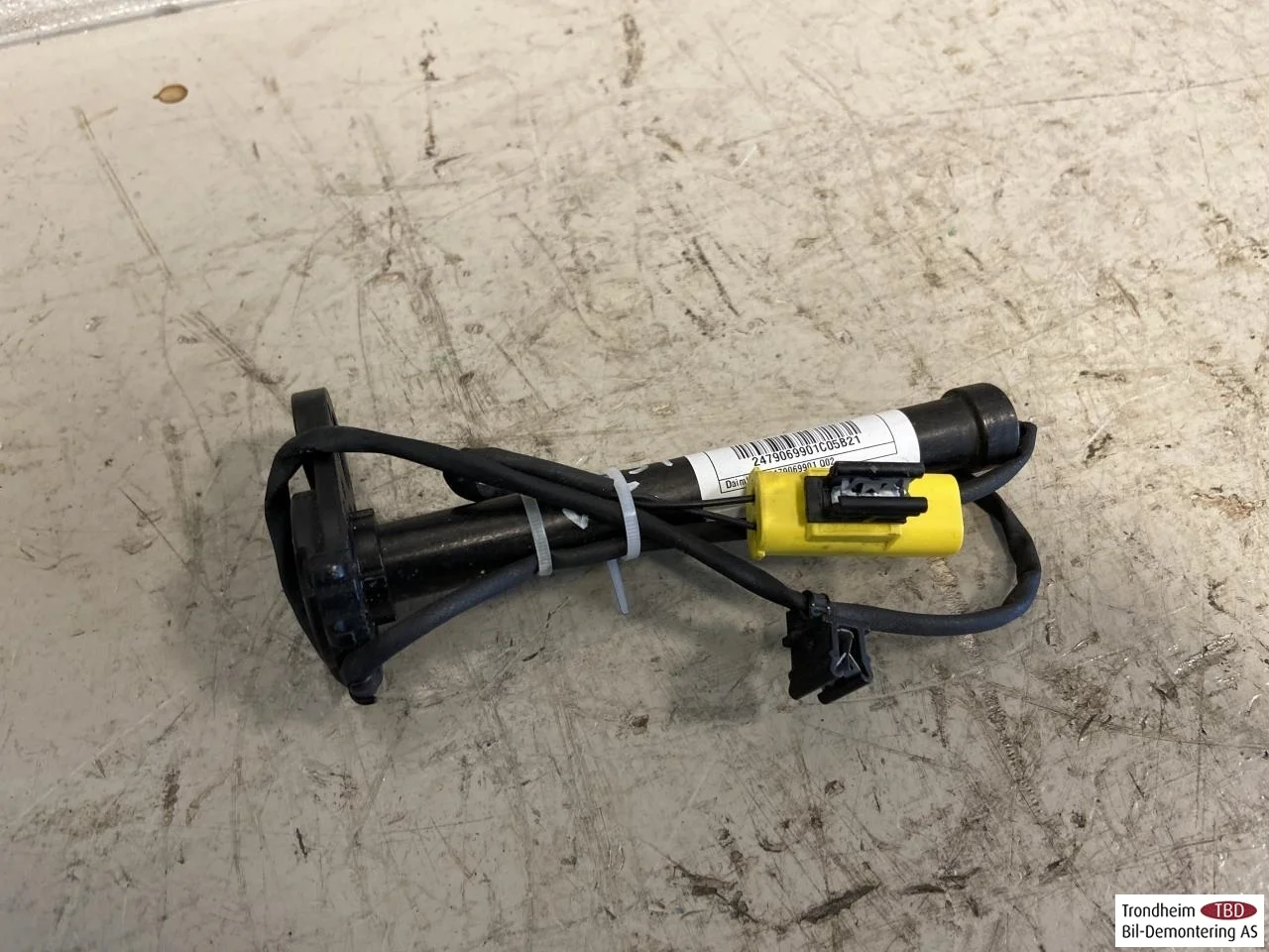 Mercedes EQA H243 2021- Hood hinge(s) view 2
