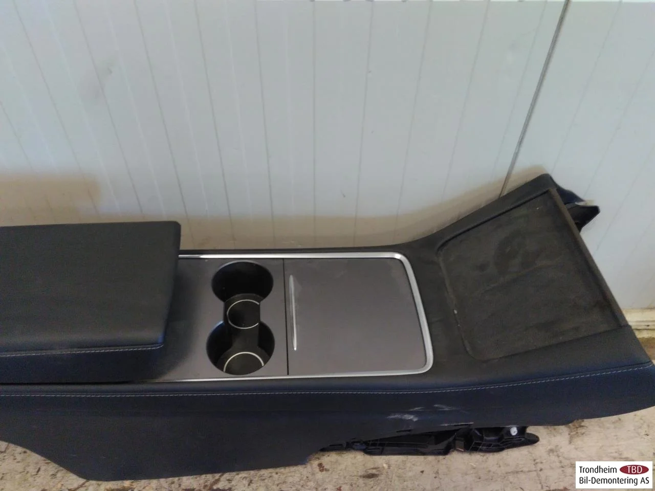 Tesla MODEL Y 2021- Kartámasz nézet 2